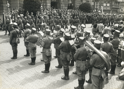 99553 Afbeelding van het defilé van militairen van de Bereden Veldartillerie en het Regiment Genietroepen op de ...